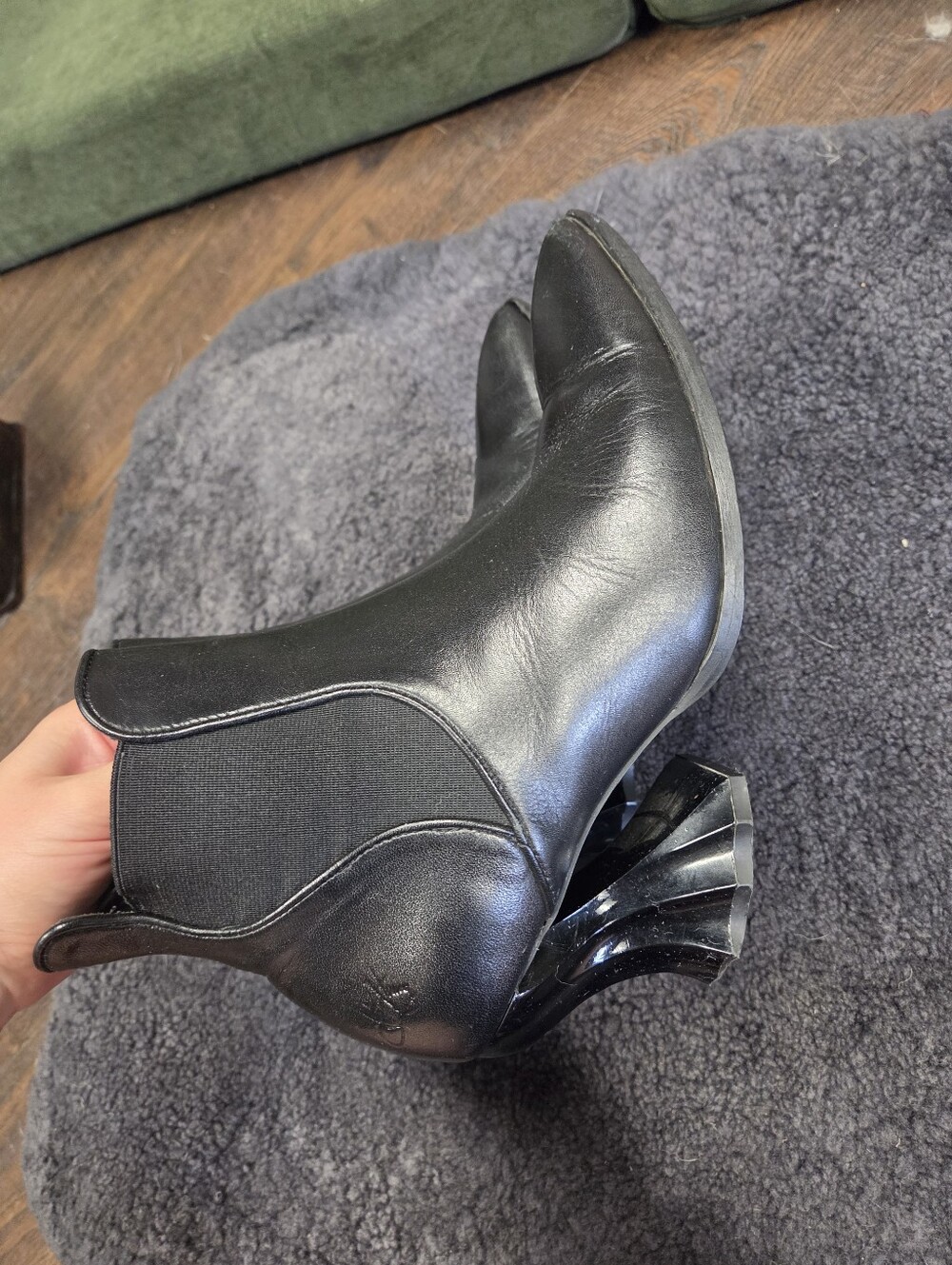 John Fluevog Black Leather Pointed Toe Chelsea Ankle Boots Sz 6.5 Sculpted Heel - Picture 2 of 9